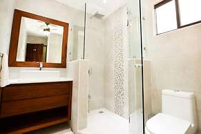 Spectacular - spacious unit in Flamingo in front of the beach