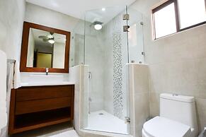 Spectacular - spacious unit in Flamingo in front of the beach