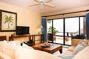Spectacular - spacious unit in Flamingo in front of the beach