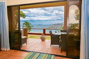 Spectacular - spacious unit in Flamingo in front of the beach