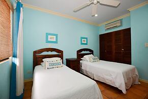 Spectacular - spacious unit in Flamingo in front of the beach