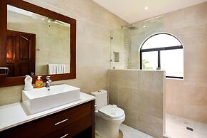 Spectacular - spacious unit in Flamingo in front of the beach