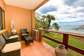 Spectacular - spacious unit in Flamingo in front of the beach