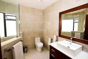 Spectacular - spacious unit in Flamingo in front of the beach