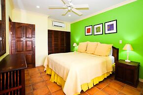 Spectacular - spacious unit in Flamingo in front of the beach