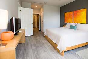 Minimalist, Modern Design on 2nd Floor in Coco With Garden-view Balcon