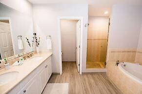 Minimalist, Modern Design on 2nd Floor in Coco With Garden-view Balcon