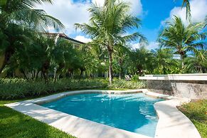 Minimalist, Modern Design on 2nd Floor in Coco With Garden-view Balcon