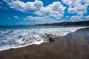 Minimalist, Modern Design on 2nd Floor in Coco With Garden-view Balcon