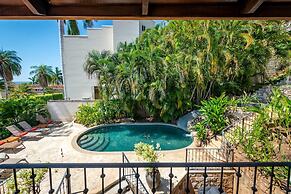 Luxury Ocean-view Flamingo Home Sleeps 10 - Walk to Beach