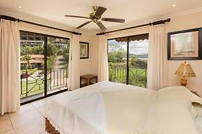 Luxury 4th-floor Suite With Pool and Endless Ocean Views