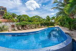 Luxury 4th-floor Suite With Pool and Endless Ocean Views