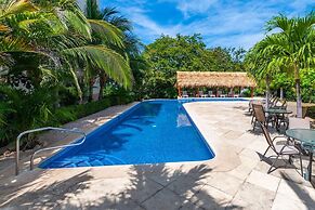 Luxury 4th-floor Suite With Pool and Endless Ocean Views