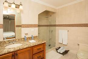 Luxury 4th-floor Suite With Pool and Endless Ocean Views