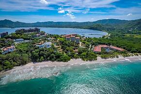 Luxury 4th-floor Suite With Pool and Endless Ocean Views