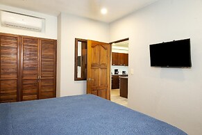 Newly Remodeled Ground-floor Unit in Flamingo in Front of Beach