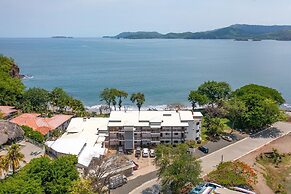 Newly Remodeled Ground-floor Unit in Flamingo in Front of Beach