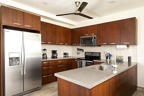 Newly Remodeled Ground-floor Unit in Flamingo in Front of Beach