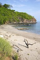 Newly Remodeled Ground-floor Unit in Flamingo in Front of Beach