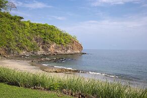 Newly Remodeled Ground-floor Unit in Flamingo in Front of Beach