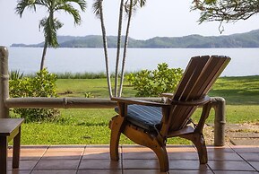 Newly Remodeled Ground-floor Unit in Flamingo in Front of Beach