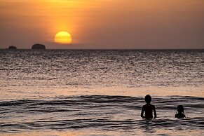 Newly Remodeled Ground-floor Unit in Flamingo in Front of Beach