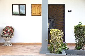 Newly Remodeled Ground-floor Unit in Flamingo in Front of Beach