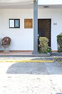 Newly Remodeled Ground-floor Unit in Flamingo in Front of Beach