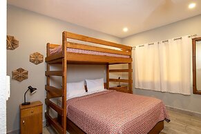 Newly Remodeled Ground-floor Unit in Flamingo in Front of Beach