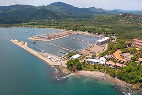 Newly Remodeled Ground-floor Unit in Flamingo in Front of Beach