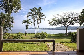 Newly Remodeled Ground-floor Unit in Flamingo in Front of Beach