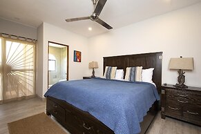 Newly Remodeled Ground-floor Unit in Flamingo in Front of Beach