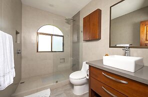 Newly Remodeled Ground-floor Unit in Flamingo in Front of Beach