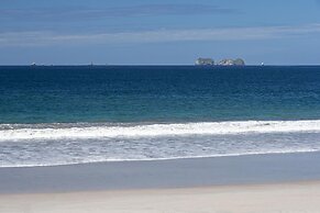 Newly Remodeled Ground-floor Unit in Flamingo in Front of Beach