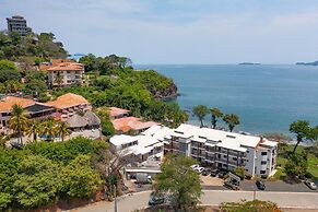 Newly Remodeled Ground-floor Unit in Flamingo in Front of Beach