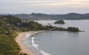 Newly Remodeled Ground-floor Unit in Flamingo in Front of Beach