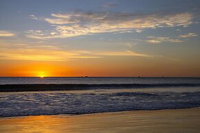 Newly Remodeled Ground-floor Unit in Flamingo in Front of Beach