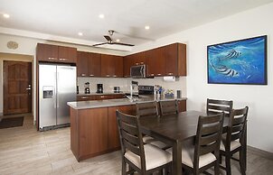 Newly Remodeled Ground-floor Unit in Flamingo in Front of Beach