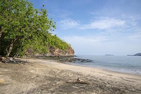 Newly Remodeled Ground-floor Unit in Flamingo in Front of Beach