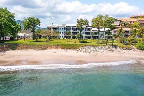 Newly Remodeled Ground-floor Unit in Flamingo in Front of Beach