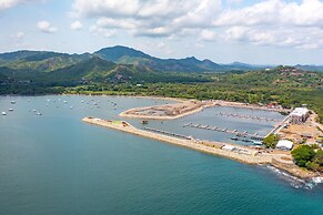 Newly Remodeled Ground-floor Unit in Flamingo in Front of Beach