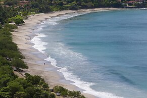 Newly Remodeled Ground-floor Unit in Flamingo in Front of Beach