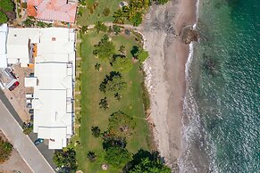 Newly Remodeled Ground-floor Unit in Flamingo in Front of Beach