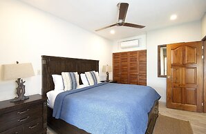 Newly Remodeled Ground-floor Unit in Flamingo in Front of Beach