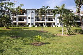 Newly Remodeled Ground-floor Unit in Flamingo in Front of Beach