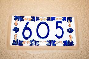 Newly Remodeled Ground-floor Unit in Flamingo in Front of Beach