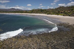 Newly Remodeled Ground-floor Unit in Flamingo in Front of Beach