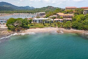 Newly Remodeled Ground-floor Unit in Flamingo in Front of Beach