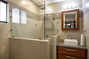 Newly Remodeled Ground-floor Unit in Flamingo in Front of Beach