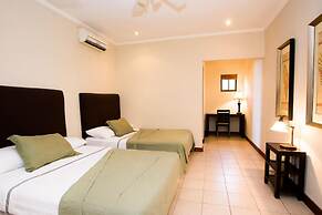 Dazzling Ocean Views From Cliff in Flamingo - Magnificent Inside and O